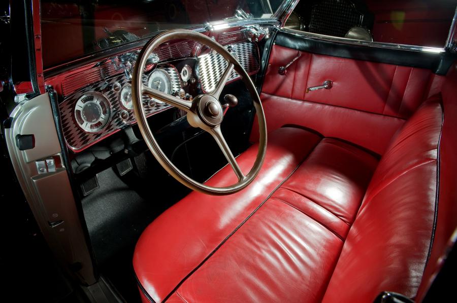Интерьер Auburn 850 Y Custom Phaeton 1934 года  (фото 3 из 5)
